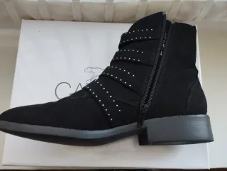 Botines negros mujer con tachuelas y hebillas