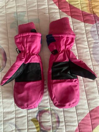 Manoplas de nieve rosas y azul marino