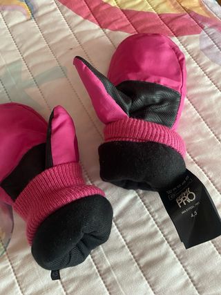 Manoplas de nieve rosas y azul marino