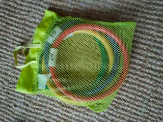 Juguetes de piscina naranjas y verdes