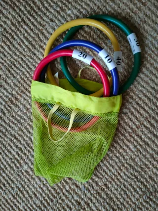 Juguetes de piscina naranjas y verdes