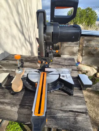 Sierra Ingletadora Telescópica TACKLIFE