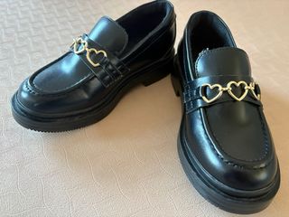 Zapatos H&M niña negros con corazón