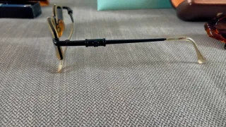 Gafas de sol doradas y marrones