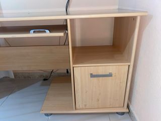 Escritorio de madera con cajón y bandeja