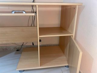 Escritorio de madera con cajón y bandeja
