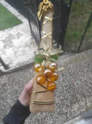 Bottiglia decorata a mano con uva finta
