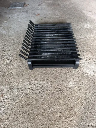 Parrilla de metal negra con cajón