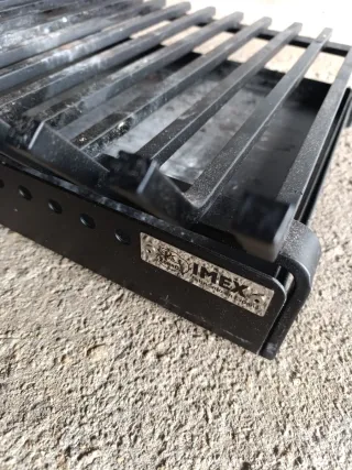 Parrilla de metal negra con cajón