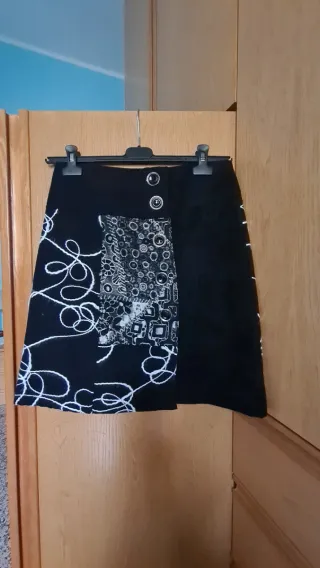 Gonna corta nera con stampe