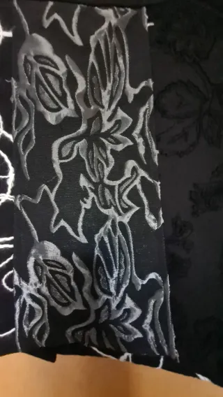 Gonna corta nera con stampe