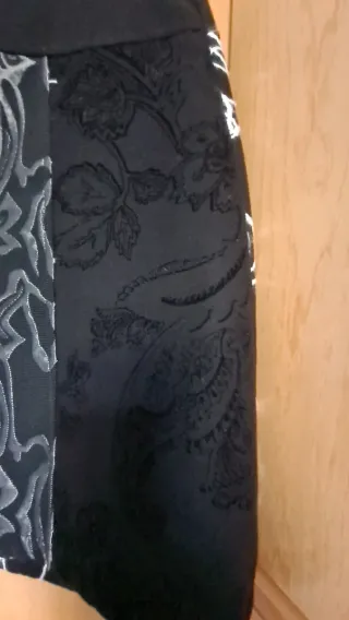 Gonna corta nera con stampe