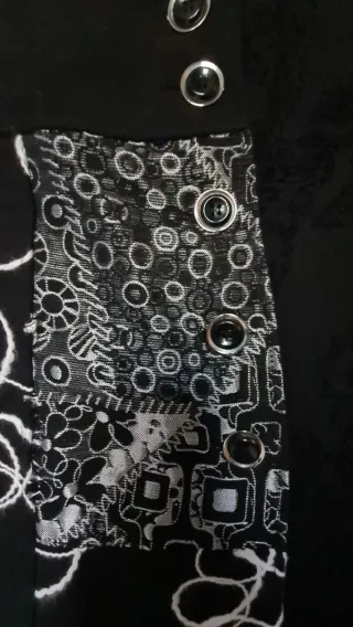 Gonna corta nera con stampe