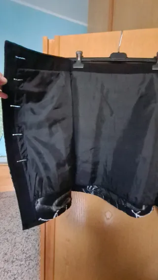 Gonna corta nera con stampe