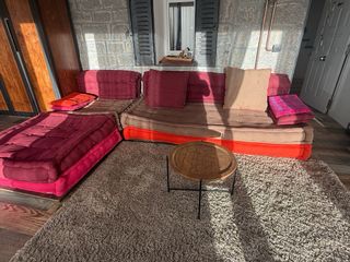 Sofá Maison du Monde marrón y rojo