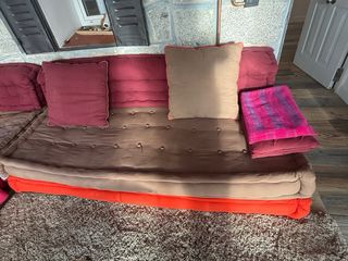 Sofá Maison du Monde marrón y rojo