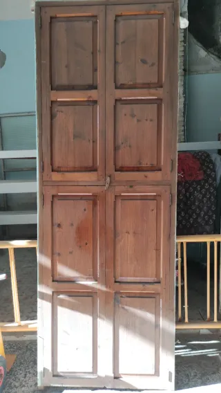 Puerta de armario o despensa antigua de madera