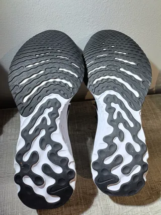 Nike React Infinity Run 42 Negro/Blanco