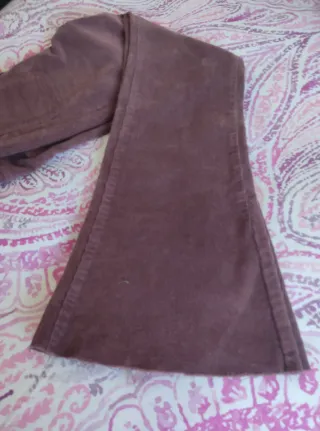 Pantalón pana campana morado.Nurvo da talla para S