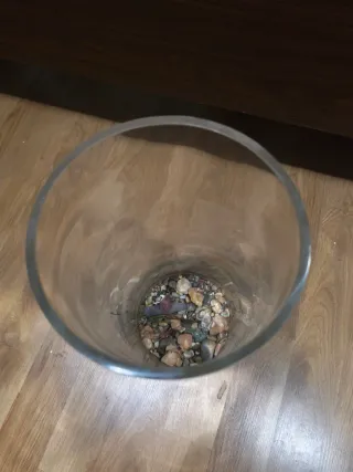 Jarrón de cristal con piedras