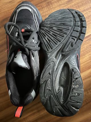 Zapatillas Puma Negras y Rojas