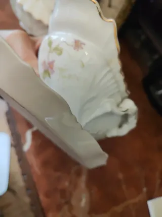 Salsera de porcelana con detalles dorados