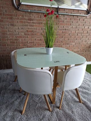 CONJUNTO DE MESA CON 4 SILLAS - BLANCAS Y NEGRAS