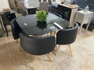 CONJUNTO DE MESA CON 4 SILLAS - BLANCAS Y NEGRAS