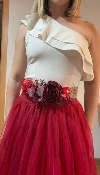 Conjunto Falda Tul Roja + Top Blanco + Cinturón Fl