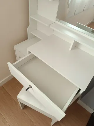 Tocador blanco con espejo y luces