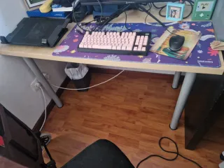 Mesa de escritorio Ikea madera y metal