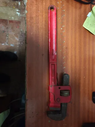 Llave de fontanero roja