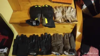 Guantes de moto varios colores pantalones etc