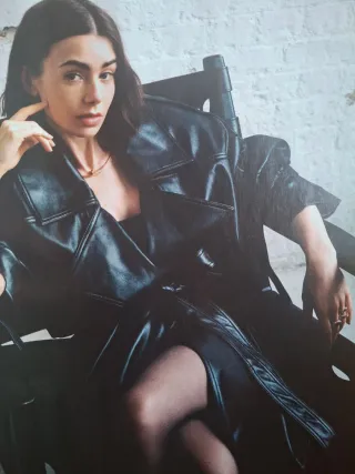 Lily Collins. Revista.