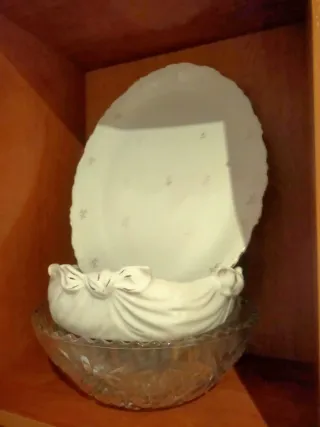 Stoviglie in porcellana con bordi dorati