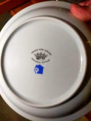 Stoviglie in porcellana con bordi dorati