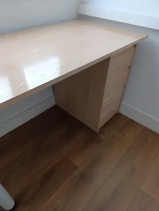 Escritorio madera y metal con cajones