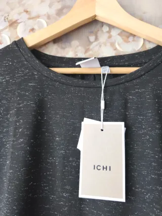 Camiseta ICHI negra con detalles plateados