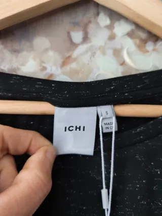 Camiseta ICHI negra con detalles plateados