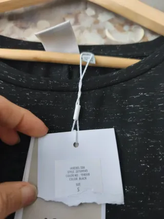 Camiseta ICHI negra con detalles plateados