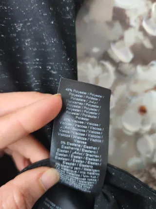 Camiseta ICHI negra con detalles plateados