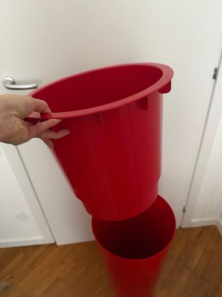 Vaso alto rosso con cestello estraibile