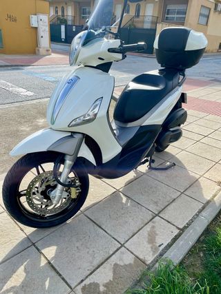 Piaggio Beverly St 350 Maxi Scooter