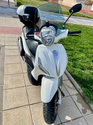 Piaggio Beverly St 350 Maxi Scooter