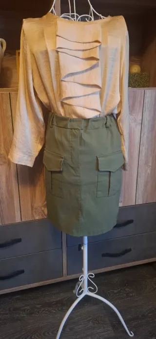 Falda verde militar con bolsillos