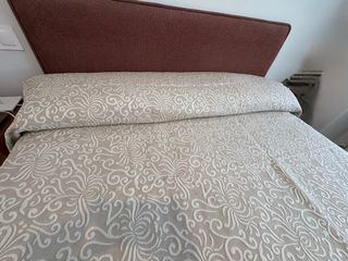 Colcha Casa Alvarinho Beige y Blanco. Nueva.
