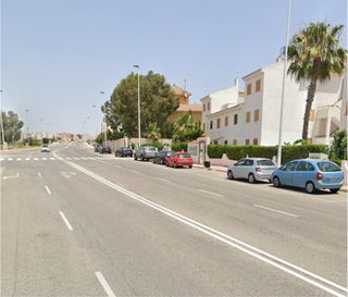 Garaje cerrado para coche, moto o trastero.