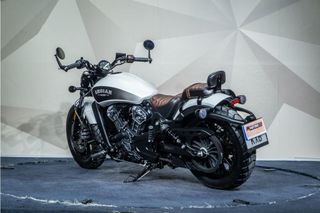 INDIAN SCOUT BOBBER ESCAPE HP CORSE * ALFORJAS * IMPECABLE