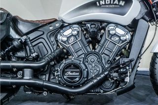 INDIAN SCOUT BOBBER ESCAPE HP CORSE * ALFORJAS * IMPECABLE