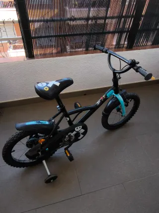 Bicicleta infantil con ruedines